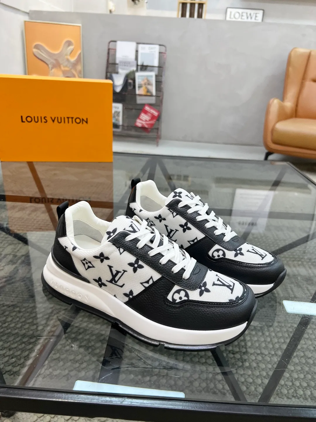 Factory price: 480💰LV🔍Top purchasing agent🇮🇹 Lu Street God's new sports shoes are coming and are available at counters simultaneously. Original factory configuration, original cowhide imported from Italy with mesh fabric, high-quality printing and splicing complex process, sports trendy person, imported water-dyed cowhide lining, sole: Wang Yuan factory specially provides the original sole, super comfortable, original factory follow-up goods 🔍🔍High quality, you can enter and leave the counter at will, welcome to compare and synchronize with the counter, code number 38-44, customized 45